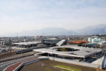 市のシンボル「竜王駅」南北自由通路と駅舎、南北駅前広場と周辺道路整備の景観の設計は、世界的に有名な建築家の「安藤忠雄」氏が手がけました。駅舎設計コンセプトは、三町合併により誕生した「新市の象徴、市の新しい顔となる駅」をつくることを考え、①「鎹（かすがい）」、②「結晶：水晶」、③「聖牛：信玄堤の聖牛」の３つのモチーフを掲げ設計されたものです。